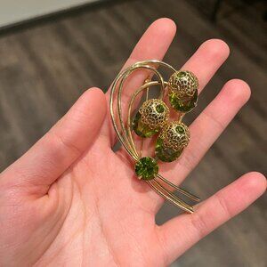 sarah coventry grape brooch with excellent condition signed vintage item